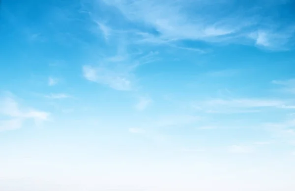 Ясное голубое небо и белые облака — стоковое фото