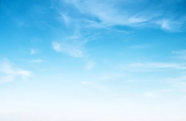 Cielo azul claro y nubes blancas Fotos de stock libres de derechos