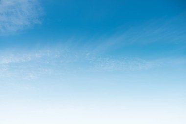 Açık mavi gökyüzü ve beyaz bulutlar