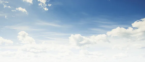 Прозоре блакитне небо і білі хмари — стокове фото