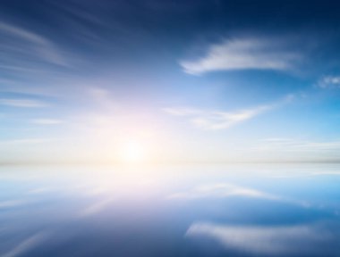 Bolivya gökyüzü ve su ayna yansımaları