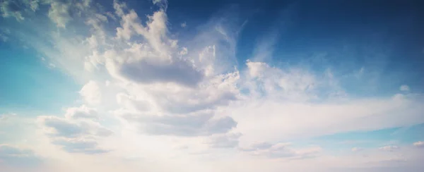 ท้องฟ้าและเมฆ — ภาพถ่ายสต็อก
