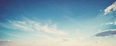 Yaz renkleri gökyüzü ve bulutlar