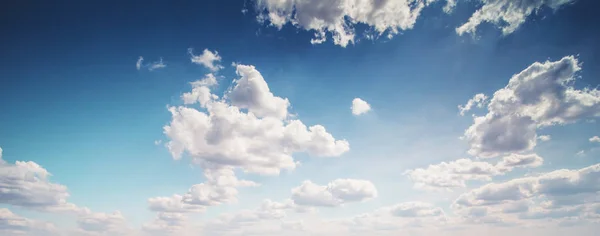 Himmel und Wolken Sommerpanorama — Stockfoto