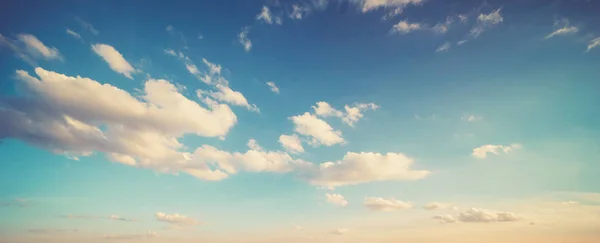 Sommerfarben Himmel und Wolken — Stockfoto