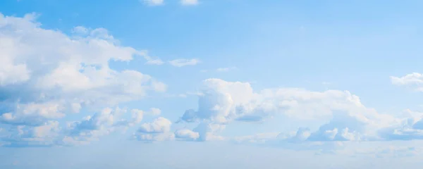 บรรยากาศท้องฟ้า เมฆใส — ภาพถ่ายสต็อก