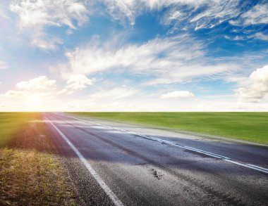 Yaz yolu, gökyüzü, güneş ve bulutlar