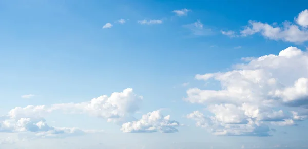 ท้องฟ้าที่ชัดเจนและเมฆ — ภาพถ่ายสต็อก