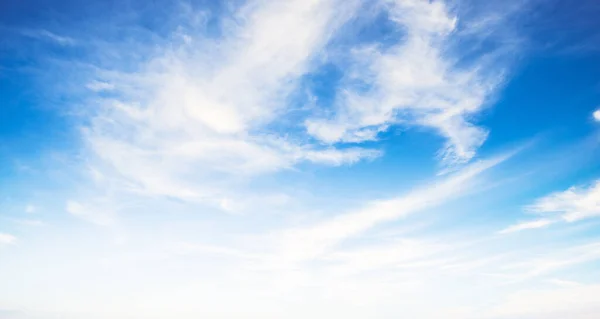 Cielo azzurro chiaro e nuvole bianche — Foto Stock