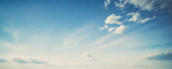 Verano colores cielo y nubes — Foto de Stock