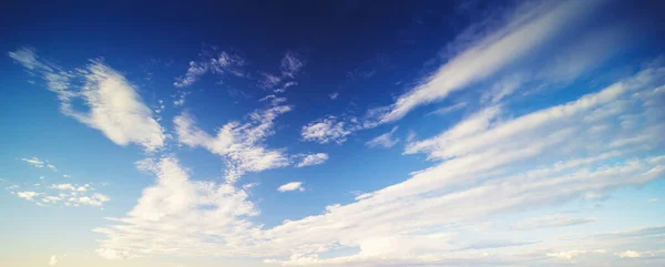 Cielo nuvoloso sfondo colorato — Foto Stock