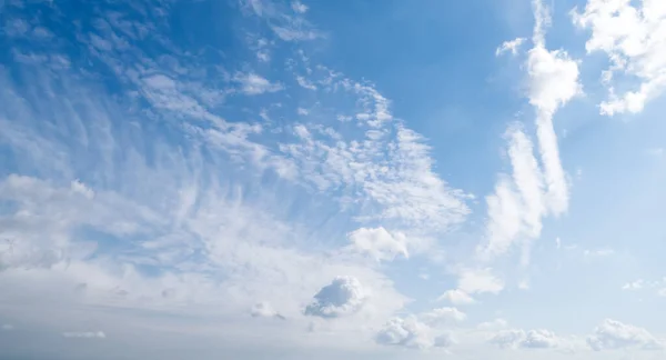 Cielo azul y nubes — Foto de Stock