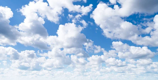 Céu azul nublado — Fotografia de Stock