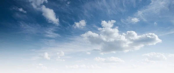 Céu azul claro e nuvens brancas — Fotografia de Stock