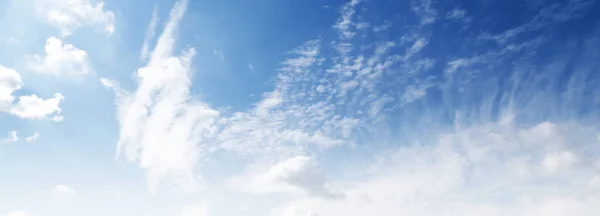 Schöner strahlender Himmel — Stockfoto