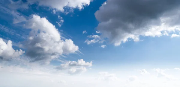 Verão céu e nuvens atmosfera — Fotografia de Stock