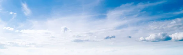 ท้องฟ้าสีฟ้าเมฆ — ภาพถ่ายสต็อก