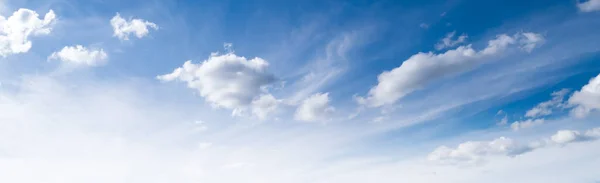 Blauer Himmel und Wolken — Stockfoto