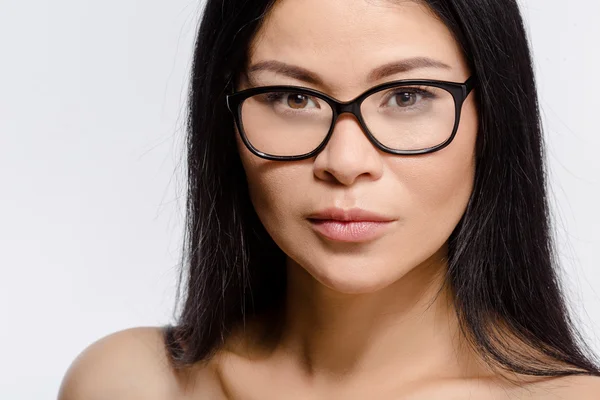 Belle femme coréenne en lunettes en studio — Photo