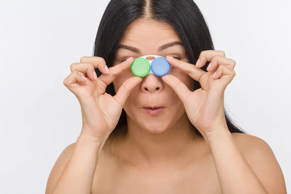 Mulher com recipiente para lentes de contato — Fotografia de Stock
