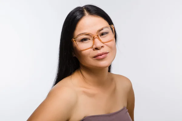 Belle femme coréenne en lunettes en studio — Photo