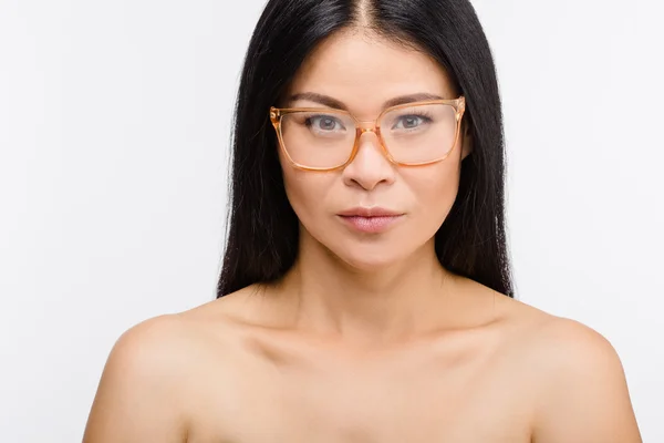 Belle femme coréenne en lunettes en studio — Photo