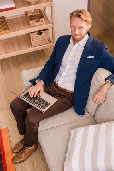 Empresario trabajando en casa — Foto de Stock