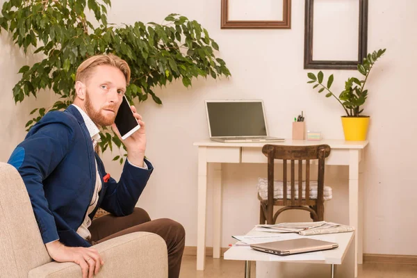 Homem de negócios usando celular ou telefone inteligente — Fotografia de Stock