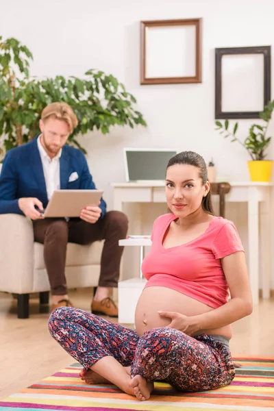 Gravid kvinna träning hemma — Stockfoto