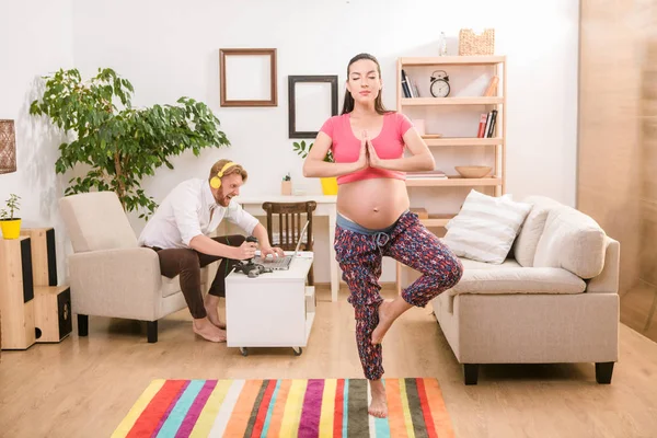 Тренировки беременных женщин дома — стоковое фото