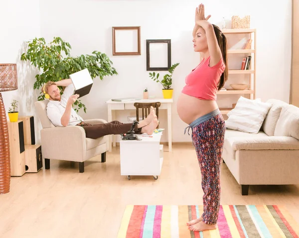 Gravid kvinna träning hemma — Stockfoto