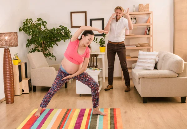 Тренировки беременных женщин дома — стоковое фото