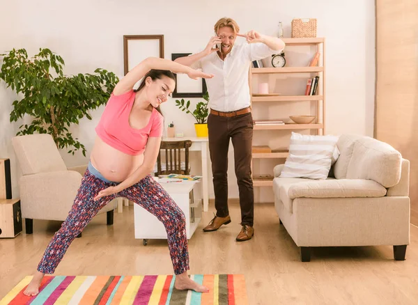 Gravid kvinna träning hemma — Stockfoto
