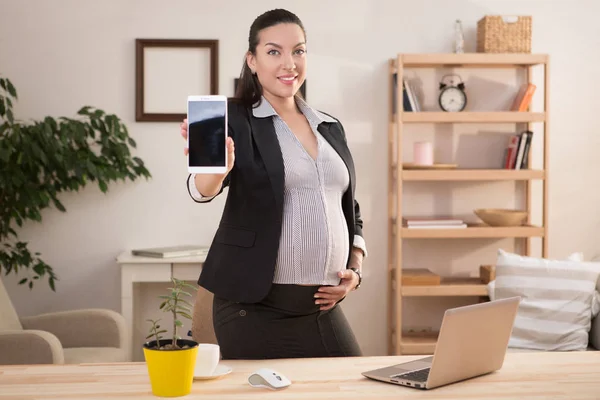 Embarazada mujer de negocios trabajando — Foto de Stock