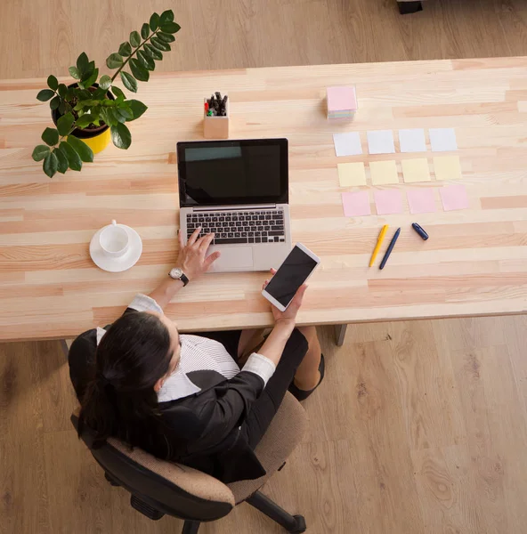 Schwangere Geschäftsfrau arbeitet — Stockfoto