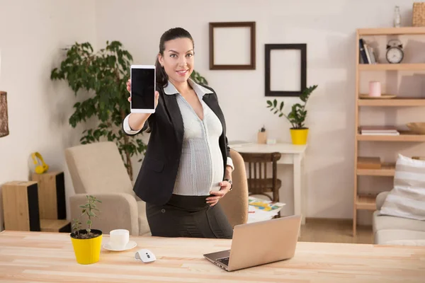 Embarazada mujer de negocios trabajando — Foto de Stock
