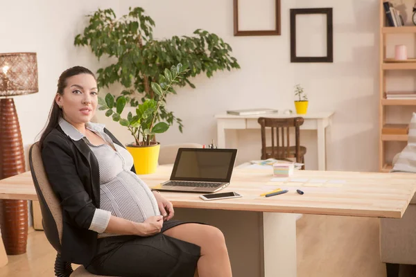 Gravida affärskvinna som arbetar — Stockfoto