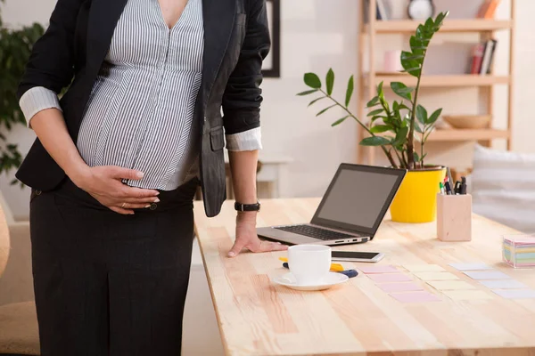 妊娠中のビジネス女性が働いて — ストック写真