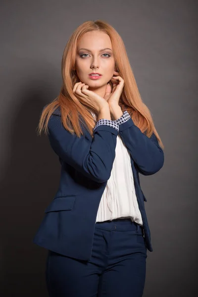 Vermelho cabelo jovem modelo posando em estúdio — Fotografia de Stock