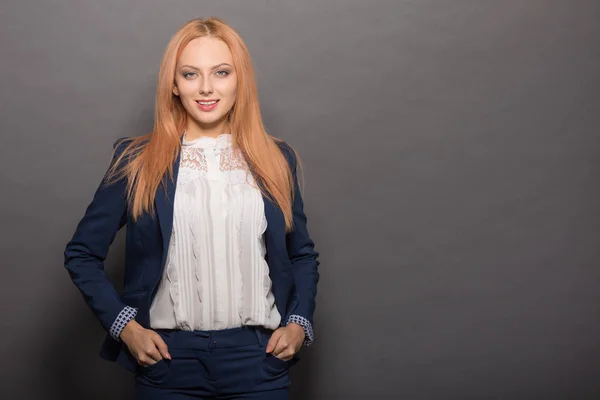 Vermelho cabelo jovem modelo posando em estúdio — Fotografia de Stock