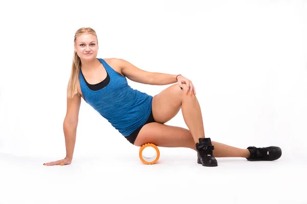 Entrenamiento de mujer fitness aislado sobre fondo blanco — Foto de Stock