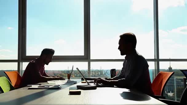 Geschäftsleute im Büro — Stockvideo