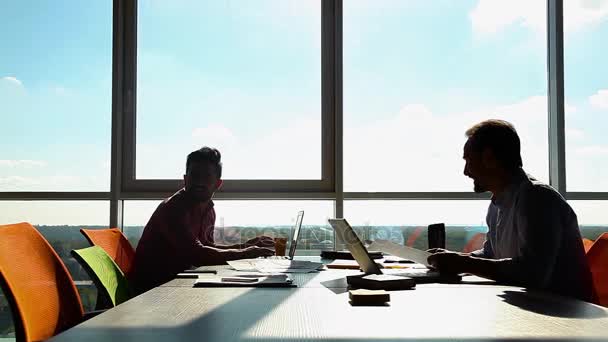 Gente de negocios trabajando en oficina — Vídeos de Stock