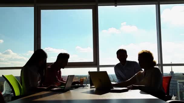 Geschäftsleute treffen sich im Büro — Stockvideo