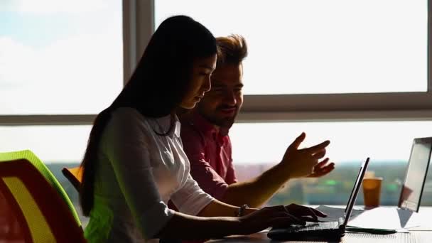 Biznesmen i businesswoman pracujący w biurze — Wideo stockowe