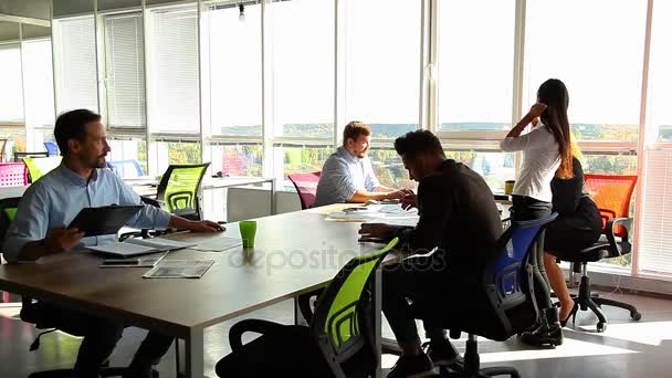 Empresários que têm reunião no escritório — Vídeo de Stock