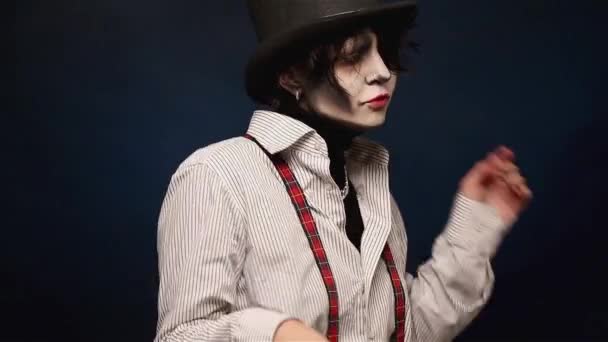 Девушка с хэллоуинским гримом танцует в студии — стоковое видео