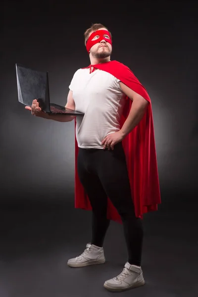 Super bohater człowiek z laptopa — Zdjęcie stockowe