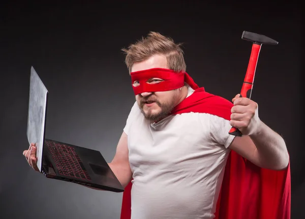 Super herói homem com computador portátil — Fotografia de Stock