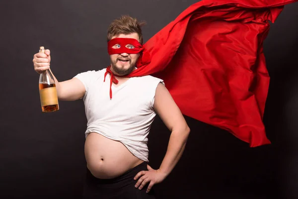 Superantiheld Mann trinkt Alkohol — Stockfoto